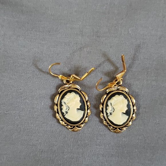 Cameo pierced earrings - Picture 5 of 5